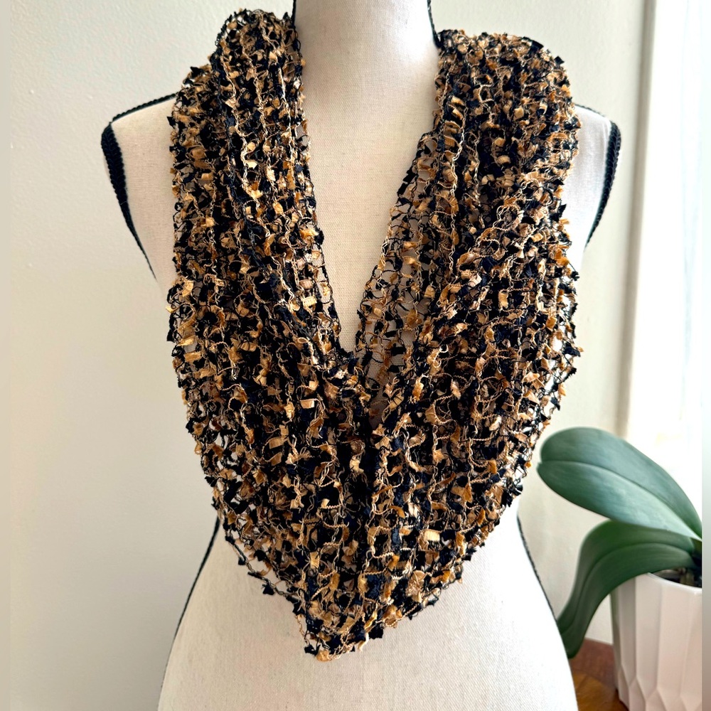 Women’s Infinity loop circle scarf . Brown/Black. Like new.